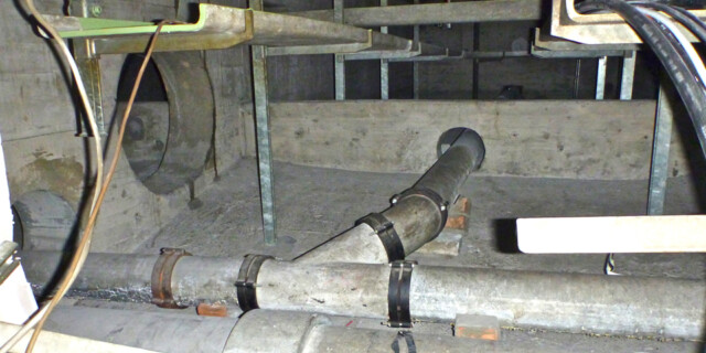 Ausbau asbesthaltiger Rohrleitungen und Trassen in einer Hohldecke eines Bahnhofs
